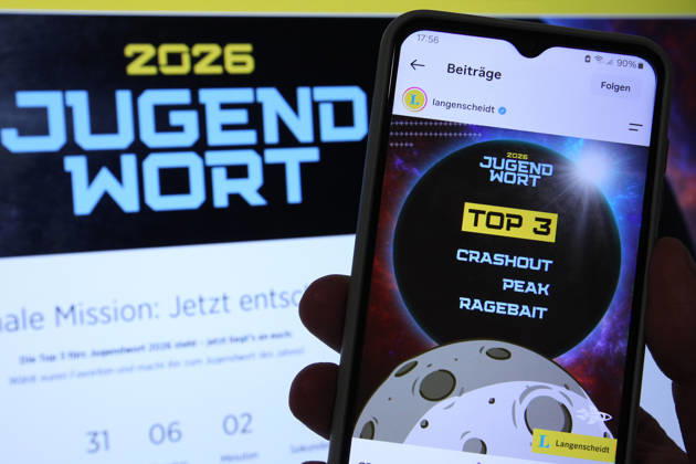Auf einem Laptop wurde die Website vom Langenscheidt-Verlag aufgerufen mit der Wahl zum Jugendwort des Jahres aufgerufen. Davor wurde der Instagram-Account vom Langenscheidt-Verlag mit einem Post über die drei verbliebenden Begriffe (Ragebait, Peak oder Crashout) zu der Wahl aufgerufen. Symbolbild Symbolfoto. Schnelsen Hamburg
