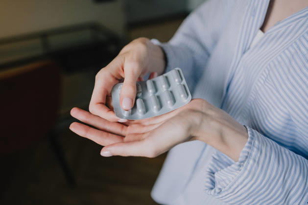 Nahaufnahme von Frau Entfernen einer Pille von einem Blister-Pack in ihre Hand zu Hause, illustrieren alltägliche Medikamente Verwendung, Gesundheits-Routine und persönliche Gesundheitsmanagement Nahaufnahme von Frau Entfernen einer Pille von einem Blister-Pack in ihre Hand zu Hause, illustrieren alltägliche Medikamente Verwendung, Gesundheits-Routine und persönliche Gesundheitsmanagement (License=RF) ,model released, Symbolfoto Copyright: xZoonar.com ViorelxKurnosovx 25516632 ,model released, Symbolfoto ,property released
