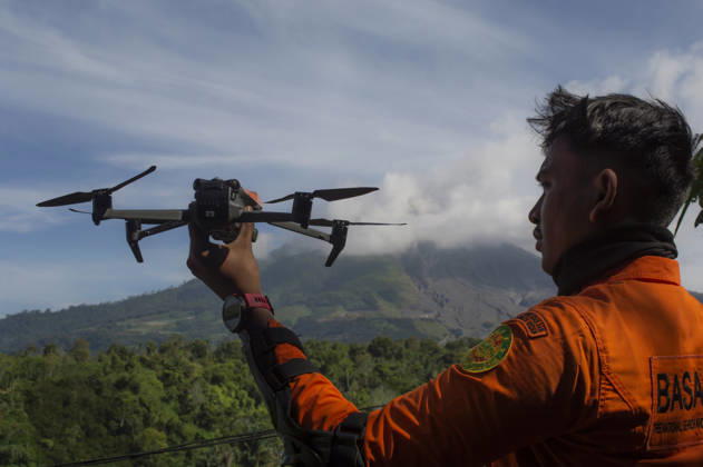 Sinabung™s Renewed Ash A member of the National Agency for Search and Rescue (BASARNAS) launches a drone to monitor volcanic activity at Mount Sinabung, viewed from Simpang Empat District, Karo Regency, North Sumatra, Indonesia, on September 1, 2026. Aerial monitoring and mask precautions are implemented following renewed eruptive activity on August 30, 2026. The volcano had previously been dormant for 400 years before entering a prolonged eruption period from 2010 until activity subsided in 2021. Karo, North Sumatra Indonesia  Copyright: xSutantaxAdityax originalFilename: aditya-sinabung260901_npEV8.jpg