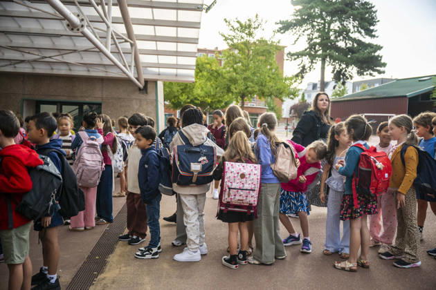 Start of The School Year - Paris This pictures shows young students are heading back to school (start of the school year) at Jean de La Fontaine Elementary School in Issy-les-Moulineaux, near Paris, France on September 1, 2026. Photo by Eliot Blondet ABACAPRESS.COM Paris France France  Copyright: xBlondetxEliot ABACAx