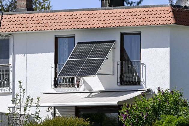 Ein Solarmodul an der Fassade eines Wohnhauses. Das als Balkonkraftwerk montierte Modul erzeugt dezentral Solarstrom und steht beispielhaft für die private Nutzung erneuerbarer Energien., Enzkreis, Baden-Württemberg, Deutschland, BLF,