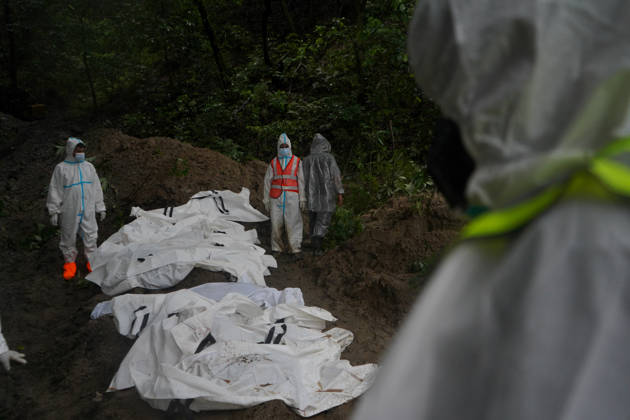 September 1, 2026, Kathmandu, Bagmati, Nepal: Nepali police personnel bury the bodies of flash-flood victims in a jungle in Gokarna, Kathmandu, Nepal, on September 1, 2026. Kathmandu Nepal  - ZUMAd164 20260901_zip_d164_030 Copyright: xAryanxDhimalx