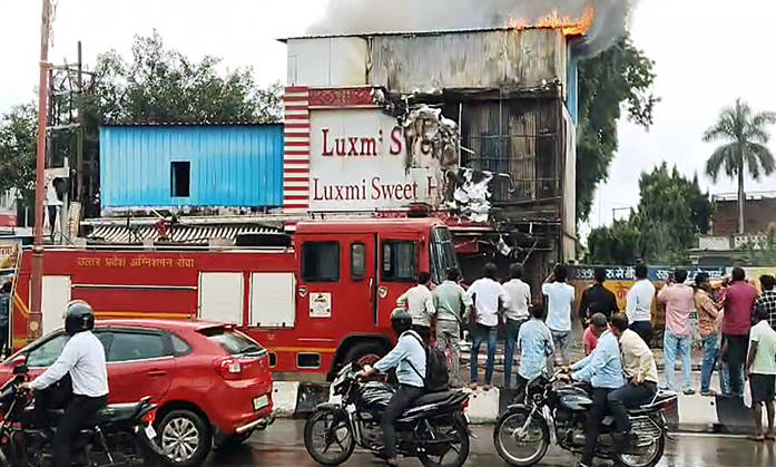 RECORD DATE NOT STATED A fire breaks out at Luxmi Sweet House in Ayodhya Ayodhya, Sept 01 (ANI): Fire tenders at the spot as fire breaks out at Luxmi Sweet House at Civil Lines, in Ayodhya on Tuesday. (ANI Video Grab) Ayodhya Uttar Pradesh India Copyright: xANIx ANI_20260901325