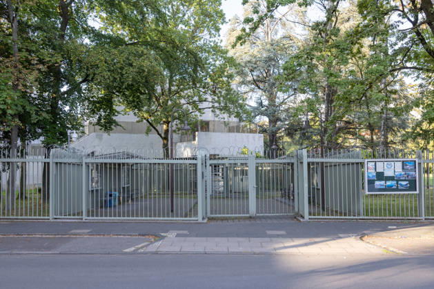 Generalkonsulat der Russischen Föderation in Bonn-Bad Godesberg - 29.08.26 Außenansicht des Generalkonsulats der Russischen Föderation in Bonn-Bad Godesberg (Symbolbild). Die Bundesregierung kündigte am 1. September 2026 die Schließung zum 18. September an als Reaktion auf eine mit Sprengstoff präparierte Drohne am Flughafen Leipzig Halle am 4. August. Bundesaußenminister Johann WADEPHUL (CDU) bestellte daraufhin den russischen Botschafter ein. Bonn Bad Godesberg Nordrhein-Westfalen Deutschland Copyright: xMarcxJohnx