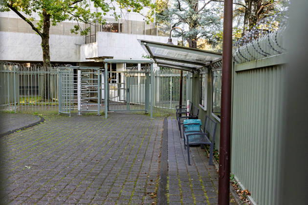 Generalkonsulat der Russischen Föderation in Bonn-Bad Godesberg - 29.08.26 Eingezäunter Wartebereich am Eingang - Außenansicht des Generalkonsulats der Russischen Föderation in Bonn-Bad Godesberg (Symbolbild). Die Bundesregierung kündigte am 1. September 2026 die Schließung zum 18. September an als Reaktion auf eine mit Sprengstoff präparierte Drohne am Flughafen Leipzig Halle am 4. August. Bundesaußenminister Johann WADEPHUL (CDU) bestellte daraufhin den russischen Botschafter ein. Bonn Bad Godesberg Nordrhein-Westfalen Deutschland Copyright: xMarcxJohnx
