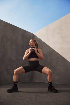 Hilary Duff works out with kettlebells and battle ropes as she’s named Reebok’s newest brand ambassador Hilary Duff works out with kettlebells and battle ropes as she’s named Reebok’s newest brand ambassador., , Hilary strikes some athletic poses in her debut campaign as she embodies the sportswear giant’s Unfiltered & Unstoppable spirit., , She said: I’m excited to partner with Reebok, a brand that has always embraced originality and individuality., , To me, style has always been about wearing what makes me feel my best and gives me confidence, whether I’m on the go, spending time with family or fitting movement into my day. Reebok shares that mindset, and I’m looking forward to what’s ahead for this partnership. , , Hilary joins a sta Copyright: xThexMegaxAgencyxReebok Megax