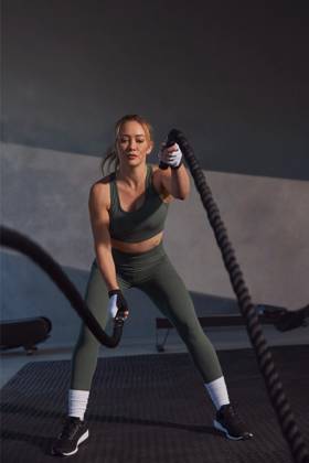 Hilary Duff works out with kettlebells and battle ropes as she’s named Reebok’s newest brand ambassador Hilary Duff works out with kettlebells and battle ropes as she’s named Reebok’s newest brand ambassador., , Hilary strikes some athletic poses in her debut campaign as she embodies the sportswear giant’s Unfiltered & Unstoppable spirit., , She said: I’m excited to partner with Reebok, a brand that has always embraced originality and individuality., , To me, style has always been about wearing what makes me feel my best and gives me confidence, whether I’m on the go, spending time with family or fitting movement into my day. Reebok shares that mindset, and I’m looking forward to what’s ahead for this partnership. , , Hilary joins a sta Copyright: xThexMegaxAgencyxReebok Megax