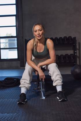 Hilary Duff works out with kettlebells and battle ropes as she’s named Reebok’s newest brand ambassador Hilary Duff works out with kettlebells and battle ropes as she’s named Reebok’s newest brand ambassador., , Hilary strikes some athletic poses in her debut campaign as she embodies the sportswear giant’s Unfiltered & Unstoppable spirit., , She said: I’m excited to partner with Reebok, a brand that has always embraced originality and individuality., , To me, style has always been about wearing what makes me feel my best and gives me confidence, whether I’m on the go, spending time with family or fitting movement into my day. Reebok shares that mindset, and I’m looking forward to what’s ahead for this partnership. , , Hilary joins a sta Copyright: xThexMegaxAgencyxReebok Megax