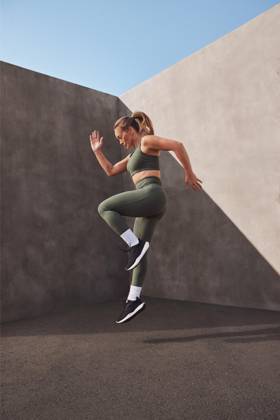 Hilary Duff works out with kettlebells and battle ropes as she’s named Reebok’s newest brand ambassador Hilary Duff works out with kettlebells and battle ropes as she’s named Reebok’s newest brand ambassador., , Hilary strikes some athletic poses in her debut campaign as she embodies the sportswear giant’s Unfiltered & Unstoppable spirit., , She said: I’m excited to partner with Reebok, a brand that has always embraced originality and individuality., , To me, style has always been about wearing what makes me feel my best and gives me confidence, whether I’m on the go, spending time with family or fitting movement into my day. Reebok shares that mindset, and I’m looking forward to what’s ahead for this partnership. , , Hilary joins a sta Copyright: xThexMegaxAgencyxReebok Megax