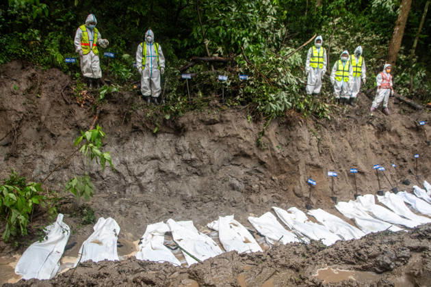 Aftermath flash flood in Nepal Rescue workers and officials manage a mass burial trench for unidentified remains recovered after severe flash floods in Gokarna, Kathmandu. Kathmandu Nepal Copyright: xAmitxShuklax xSOPAxImagesx NEPAL-FLOOD-DEATHS-78