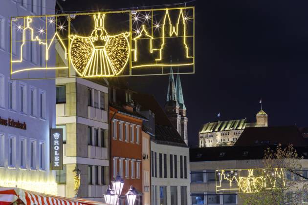 Nürnberger Christkindlesmarkt festliche Beleuchtung bei Nacht Nürnberger Christkindlesmarkt festive lighting at night Copyright: imageBROKER PhilippxWalther ibliqx18648635