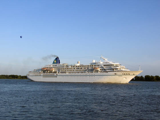 MS Amadea Das 1991 gebaute Kreuzfahrtschiff Amadea auf der Elbe bei Wedel (License=RM) Copyright: xZoonar.com GunnarxRiesx 882042