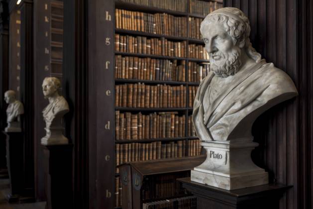 Büste von Platon in der Long Room Library, Trinity College Dublin, Irland Bust of Plato in the Long Room Library, Trinity College Dublin, Ireland Copyright: imageBROKER KimxPetersen iblkip18887249.jpg