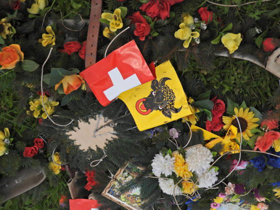 02.09.2026 Schweiz Alpabtrieb,Alpabzug. Der Alpabtrieb nach Wassen wird 2026 nicht durchgefuehrt wegen einer Grossbaustelle. Bild. Kuehe der Alp Hinterfeld laufen daher nur bis Meiental Kanton URI . Blumenschmuck und Urnerfahne.