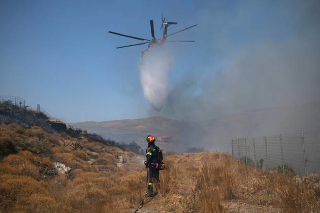 Wildfire near Karystos on Greece s Evia Island EVIA, GREECE - SEPTEMBER 2: A firefighting helicopter drops water, as a wildfire burns near Karystos on the island of Evia, Greece, on September 2, 2026 Costas Baltas Anadolu Evia Greece. Editorial use only. Please get in touch for any other usage. Copyright: x2026xAnadoluxCostasxBaltasx