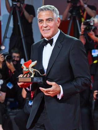 IPA88038263 - Venice, 83rd Venice International Film Festival 2026 - Night 1 - Opening Red Carpet - Pictured: GEORGE CLOONEY WITH THE GOLDEN LERONE  Copyright: xManuelexMangiarottix xPoolxPhotoxEventsx08x 88038263