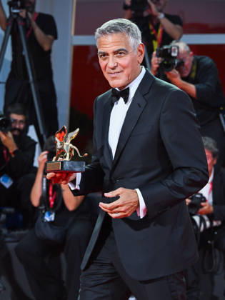 IPA88038270 - Venice, 83rd Venice International Film Festival 2026 - Night 1 - Opening Night Red Carpet - Pictured: GEORGE CLOONEY WITH THE GOLDEN LERONE  Copyright: xManuelexMangiarottix xPoolxPhotoxEventsx08x 88038270