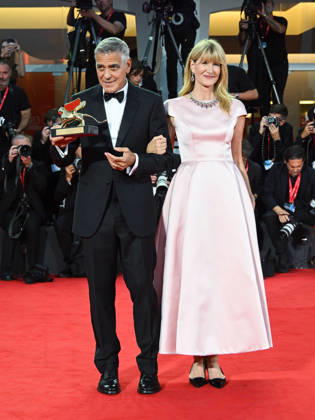 IPA88038241 - Venice, 83rd Venice International Film Festival 2026 - Night 1 - Opening Night Red Carpet - Pictured: GEORGE CLOONEY WITH THE GOLDEN LERONE, LAURA DERN  Copyright: xManuelexMangiarottix xPoolxPhotoxEventsx08x 88038241