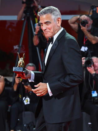 IPA88038260 - Venice, 83rd Venice International Film Festival 2026 - Night 1 - Opening Night Red Carpet - Pictured: GEORGE CLOONEY WITH THE GOLDEN LERONE  Copyright: xManuelexMangiarottix xPoolxPhotoxEventsx08x 88038260