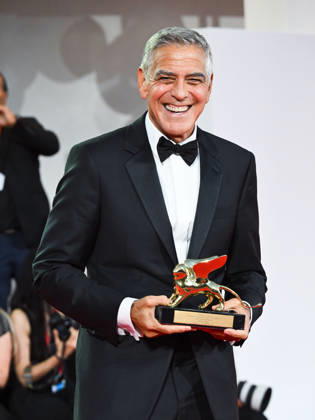 IPA88038255 - Venice, 83rd Venice International Film Festival 2026 - Night 1 - Opening Red Carpet - Pictured: GEORGE CLOONEY WITH THE GOLDEN LERONE  Copyright: xManuelexMangiarottix xPoolxPhotoxEventsx08x 88038255
