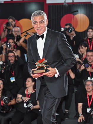 IPA88038746 - Venice, 83rd Venice International Film Festival 2026 - Night 1 - Opening Night Red Carpet - pictured: GEORGE CLOONEY WITH THE GOLDEN LERONE,  Copyright: xSimonexComix xPoolxPhotoxEventsx08x 88038746