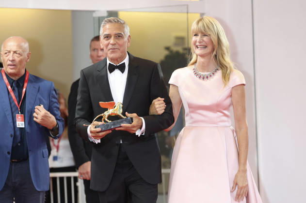 George Clooney mit Laura Dern und den Goldenen Löwen für sein Lebenswerk auf der Biennale di Venezia 2023 83. Internationale Filmfestspiele von Venedig im Palazzo del Cinema. Venedig, 02.09.2026
