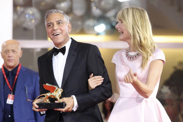 George Clooney mit Laura Dern und den Goldenen Löwen für sein Lebenswerk auf der Biennale di Venezia 2023 83. Internationale Filmfestspiele von Venedig im Palazzo del Cinema. Venedig, 02.09.2026