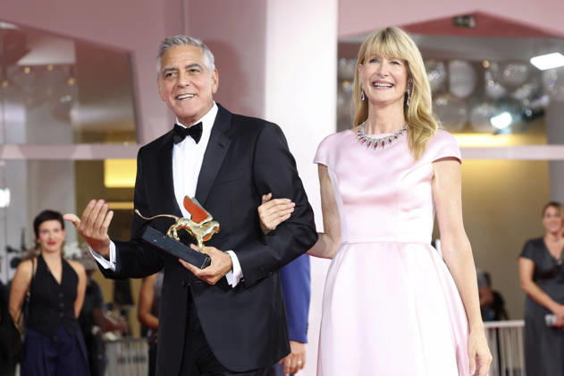 George Clooney mit Laura Dern und den Goldenen Löwen für sein Lebenswerk auf der Biennale di Venezia 2023 83. Internationale Filmfestspiele von Venedig im Palazzo del Cinema. Venedig, 02.09.2026