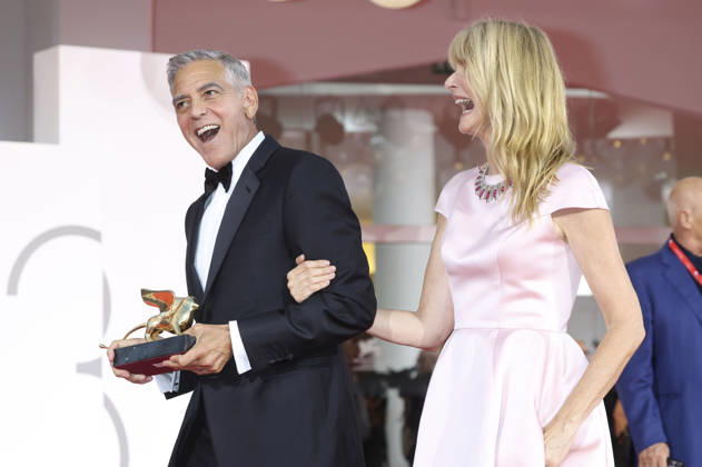 George Clooney mit Laura Dern und den Goldenen Löwen für sein Lebenswerk auf der Biennale di Venezia 2023 83. Internationale Filmfestspiele von Venedig im Palazzo del Cinema. Venedig, 02.09.2026