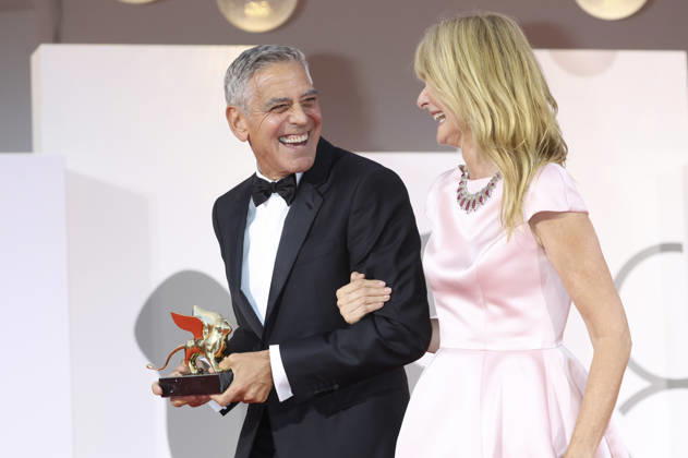 George Clooney mit Laura Dern und den Goldenen Löwen für sein Lebenswerk auf der Biennale di Venezia 2023 83. Internationale Filmfestspiele von Venedig im Palazzo del Cinema. Venedig, 02.09.2026