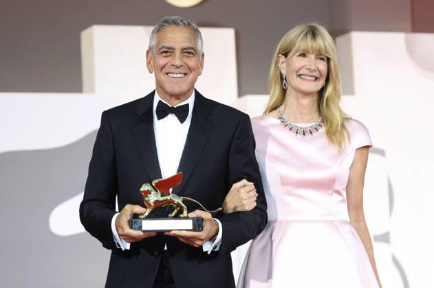 George Clooney mit Laura Dern und den Goldenen Löwen für sein Lebenswerk auf der Biennale di Venezia 2023 83. Internationale Filmfestspiele von Venedig im Palazzo del Cinema. Venedig, 02.09.2026