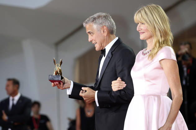 George Clooney mit Laura Dern und den Goldenen Löwen für sein Lebenswerk auf der Biennale di Venezia 2023 83. Internationale Filmfestspiele von Venedig im Palazzo del Cinema. Venedig, 02.09.2026