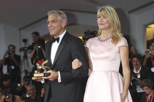 George Clooney mit Laura Dern und den Goldenen Löwen für sein Lebenswerk auf der Biennale di Venezia 2023 83. Internationale Filmfestspiele von Venedig im Palazzo del Cinema. Venedig, 02.09.2026