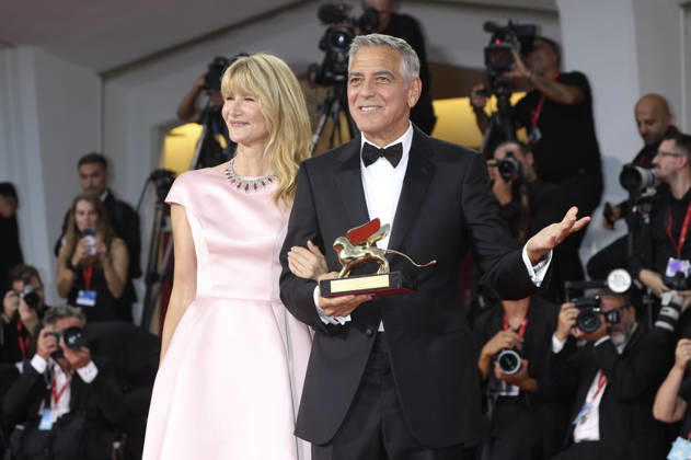 George Clooney mit Laura Dern und den Goldenen Löwen für sein Lebenswerk auf der Biennale di Venezia 2023 83. Internationale Filmfestspiele von Venedig im Palazzo del Cinema. Venedig, 02.09.2026