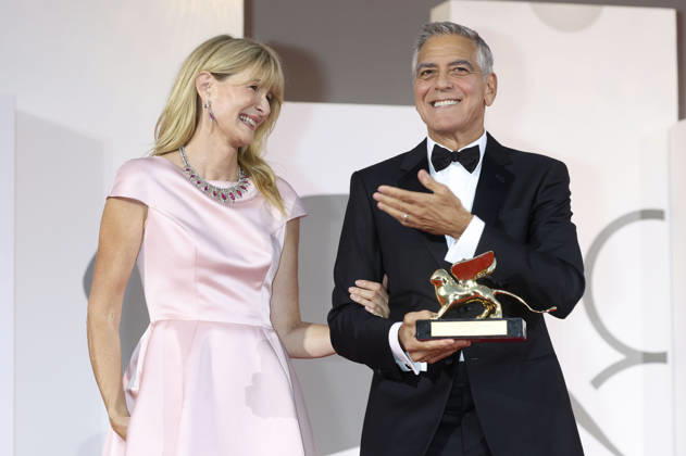 George Clooney mit Laura Dern und den Goldenen Löwen für sein Lebenswerk auf der Biennale di Venezia 2023 83. Internationale Filmfestspiele von Venedig im Palazzo del Cinema. Venedig, 02.09.2026