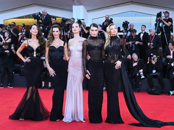 Entertainment Bilder des Tages IPA88041172 - Venice, 83rd Venice International Film Festival 2026 - Night 1 - Opening Night Red Carpet - Pictured: Emi Renata Sakamoto, Alessandra Ambrosio, Faretta Radic, Alana Lucio, and Stella Maxwell  Copyright: xManuelexMangiarottix xPoolxPhotoxEventsx08x 88041172