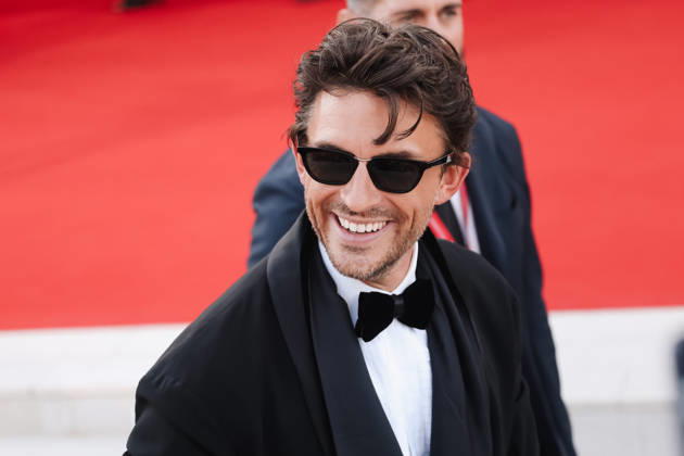 IPA88047900 - Venice, 83rd Venice International Film Festival The red carpet at the opening ceremony and the presentation of the Golden Lion for Lifetime Achievement during the 83rd Venice International Film Festival at the Palazzo del Cinema. Pictured: Jonathan Bailey Copyright: xAlessandroxBremecx xx 88047900