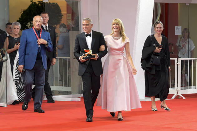 George Clooney mit Laura Dern und den Goldenen Löwen für sein Lebenswerk auf der Biennale di Venezia 2023 83. Internationale Filmfestspiele von Venedig im Palazzo del Cinema. Venedig, 02.09.2026