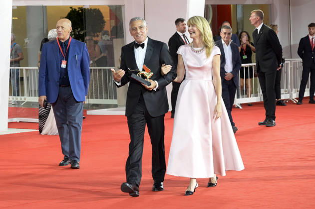 George Clooney mit Laura Dern und den Goldenen Löwen für sein Lebenswerk auf der Biennale di Venezia 2023 83. Internationale Filmfestspiele von Venedig im Palazzo del Cinema. Venedig, 02.09.2026