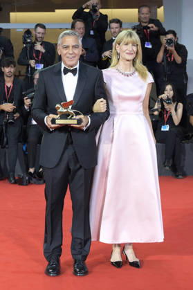 George Clooney mit Laura Dern und den Goldenen Löwen für sein Lebenswerk auf der Biennale di Venezia 2023 83. Internationale Filmfestspiele von Venedig im Palazzo del Cinema. Venedig, 02.09.2026