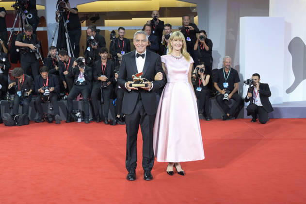 George Clooney mit Laura Dern und den Goldenen Löwen für sein Lebenswerk auf der Biennale di Venezia 2023 83. Internationale Filmfestspiele von Venedig im Palazzo del Cinema. Venedig, 02.09.2026