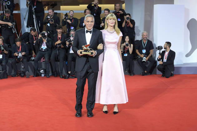 George Clooney mit Laura Dern und den Goldenen Löwen für sein Lebenswerk auf der Biennale di Venezia 2023 83. Internationale Filmfestspiele von Venedig im Palazzo del Cinema. Venedig, 02.09.2026