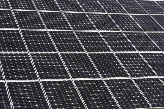 Solarzellen Solarzellen auf einem Hausdach solar cells on a roof (License=RF) Copyright: xZoonar.com JoachimxOpelkax 3866026