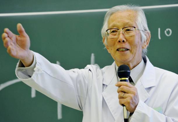 2000 Nobel prize laureate in chemistry Shirakawa dies at 90 Hideki Shirakawa, a 2000 Nobel laureate in chemistry, explains about conductive polymers during a science workshop in Tokyo in March 2015. Shirakawa, a professor emeritus at the University of Tsukuba, died at age 90 on Aug. 24, 2026.  A14AA0005627055P