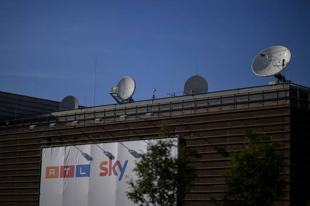 Hauptsitz von RTL Deutschland Rheinpark-Metropole, Banner mit RTL und Sky Schriftzug und Satellitenschüssel auf dem Dach, am 26.08.2026 in Köln Deutschland.