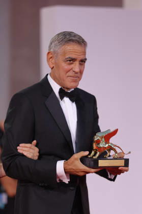 Venise 2026 Ink Screening George Clooney Golden Lion NB George Clooney after receiving the Golden Lion for Lifetime Achievement Award attending the Ink Red carpet Opening Ceremony as part of the 83th Venice International Film Festival at the Lido in Venice, Italy on September 02, 2026. Photo by Nasser Berzane ABACAPRESS.COM Venise Copyright: xBerzanexNasser ABACAx
