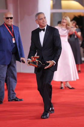 Venise 2026 Ink Screening George Clooney Golden Lion NB George Clooney after receiving the Golden Lion for Lifetime Achievement Award attending the Ink Red carpet Opening Ceremony as part of the 83th Venice International Film Festival at the Lido in Venice, Italy on September 02, 2026. Photo by Nasser Berzane ABACAPRESS.COM Venise Copyright: xBerzanexNasser ABACAx