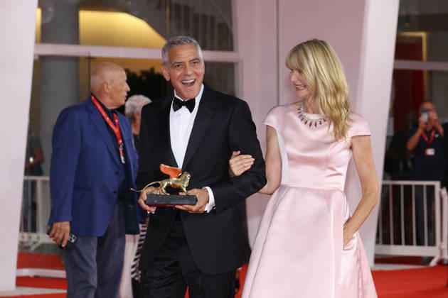 Venise 2026 Ink Screening George Clooney Golden Lion NB George Clooney poses with Laura Dern after receiving the Golden Lion for Lifetime Achievement Award attending the Ink Red carpet Opening Ceremony as part of the 83th Venice International Film Festival at the Lido in Venice, Italy on September 02, 2026. Photo by Nasser Berzane ABACAPRESS.COM Venise Copyright: xBerzanexNasser ABACAx
