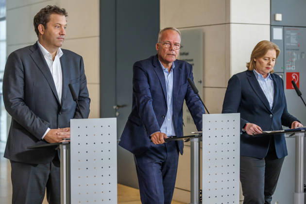 Abschlussstatement der SPD Lars Klingbeil (SPD), Bundesfinanzminister, Matthias Miersch (SPD) Vorsitzender und Baerbel Bas (SPD), Bundesministerin fuer Arbeit und Soziales, bei einem Abschlussstatement am 04.09.26 in Berlin. Berlin Berlin Deutschland Reichstag