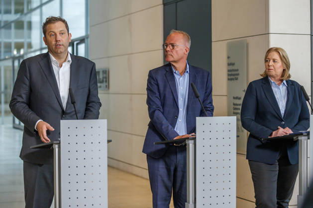 Abschlussstatement der SPD Lars Klingbeil (SPD), Bundesfinanzminister, Matthias Miersch (SPD) Vorsitzender und Baerbel Bas (SPD), Bundesministerin fuer Arbeit und Soziales, bei einem Abschlussstatement am 04.09.26 in Berlin. Berlin Berlin Deutschland Reichstag
